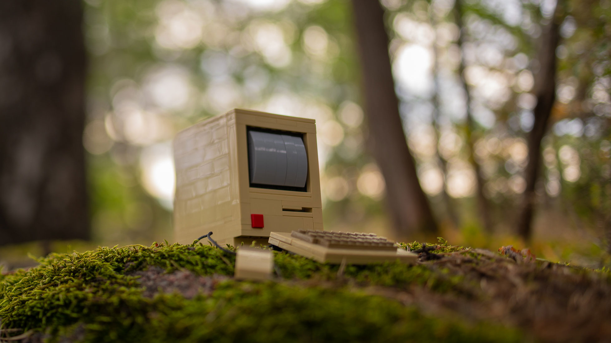 Legodator på en mossig sten i skogen