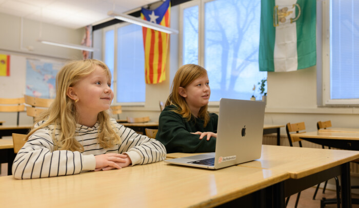 elever framför en dator